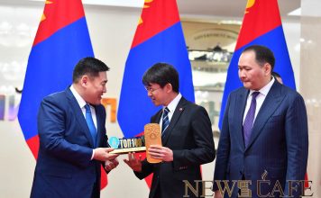 "ТОП 100" аж ахуйн нэгжид шагнал гардуулах ёслол боллоо