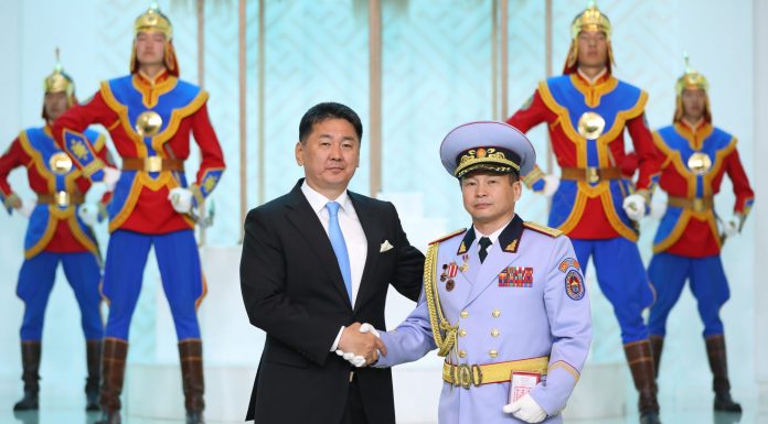 Онцгой байдлын алба хаагчдад төрийн дээд цол, одон, медаль гардуулав