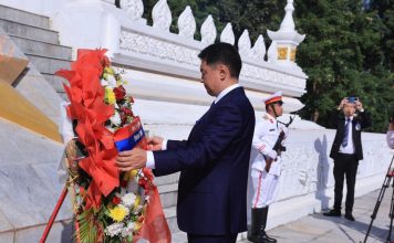 Ерөнхийлөгч У.Хүрэлсүх, гэргий Л.Болорцэцэг нар Нэр нь тодроогүй дайчдын хөшөөнд цэцэг өргөлөө