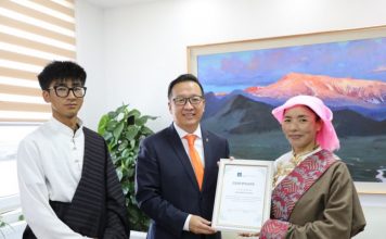 "Улаанбаатарын үдэш" дууг хятадаар дуулж 250 сая хүнд хүргэсэн ээж, хүү хоёрыг хүлээн авч уулзлаа