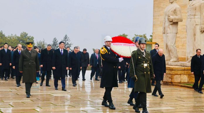 Монгол Улсын Ерөнхийлөгч У.Хүрэлсүх “Ататуркийн бунхан цогцолбор”-т хүндэтгэл үзүүллээ