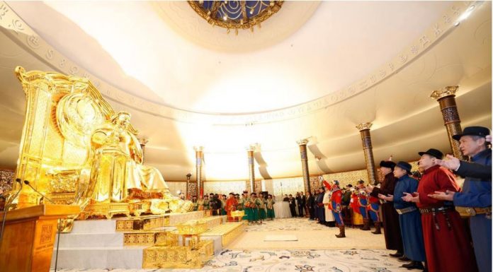 Их эзэн Чингис хааны алтан хөшөөний нээлтийн ёслол болж, хүндэтгэл үзүүллээ