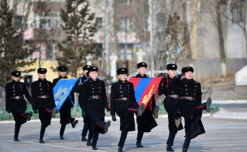 Төрийн далбаа мандуулах ёслолыг “Тэмүүжин өрлөг” сургуулиас эхлүүллээ