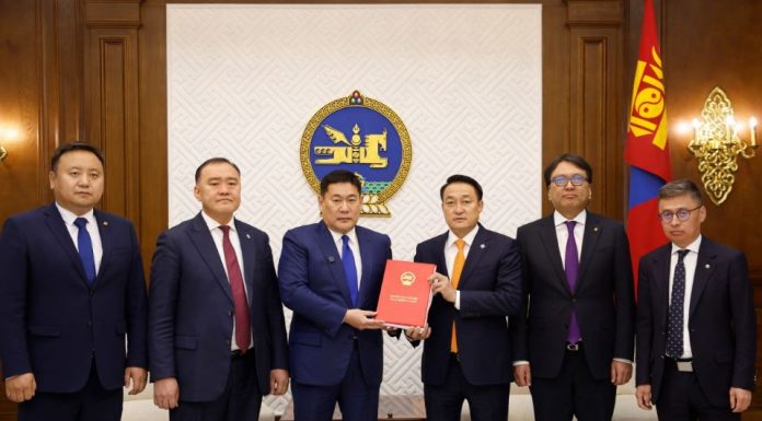 Нийтийн албан тушаалтны хууль бус хөрөнгийг иргэний журмаар нэхэмжлэх, нөхөн төлүүлэх тухай хуулийн төслийг өргөн мэдүүллээ