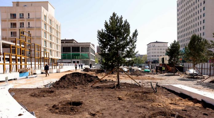 Урт цагаан цэцэрлэгт хүрээлэнгийн гадна тохижилтын ажил үргэлжилж байна