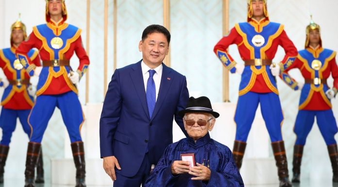 Ардын уран зохиолч Пунцагийн Бадарчид Хөдөлмөрийн баатар цол хүртээлээ