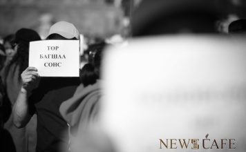 Багш нар цалинг 3.5 сая төгрөг болгохыг шаардаж жагсаж байна