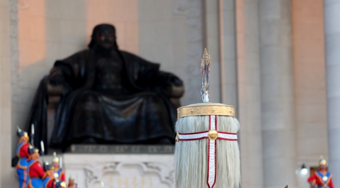 Төрийн далбааг мандуулж, Их цагаан тугийг цэнгүүллээ