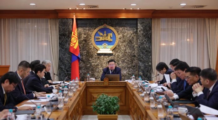 Хяналтын болон бүтээмжийн менежерүүд, сайд нарын зөвлөхүүдийг цомхотгож, дэд сайд нарыг томиллоо