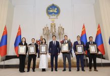 Шилдэг залуу эрдэмтэн, эмч нар Ерөнхийлөгчийн нэрэмжит шагнал хүртлээ