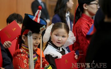 2025 оны онцлох хүүхдүүдэд шагнал гардуулж, баяр хүргэлээ