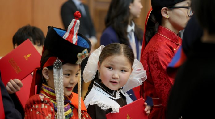 2025 оны онцлох хүүхдүүдэд шагнал гардуулж, баяр хүргэлээ