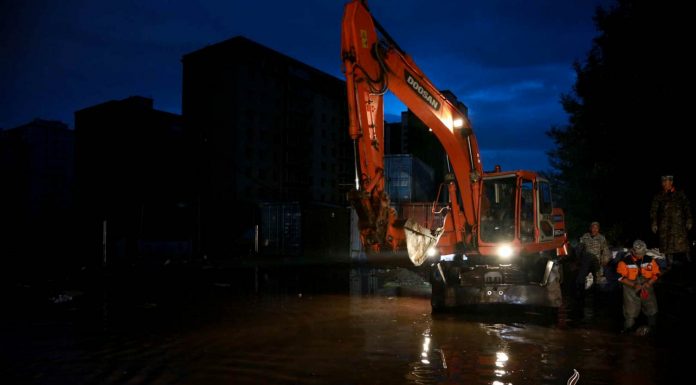 Сэлбийн ус эргээ хальж байсныг зогсоолоо