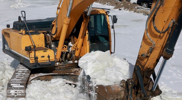 Халиа тошин үүссэн гурван байршлаас 10 мянган шоо метр мөс гарган далан босгож, 3 км орчим суваг татлаа