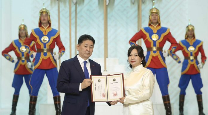 Академич хэргэм хүртээв