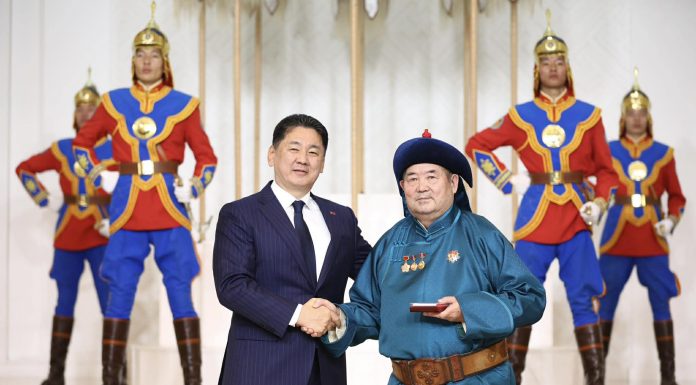 Ардын багш Сэндэнжавын Дуламд Хөдөлмөрийн баатар цол хүртээлээ