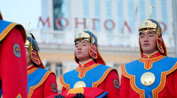 Улс тунхагласны өдрийг тохиолдуулан Монгол Улсын төрийн далбааг мандууллаа