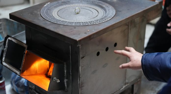 Түлш хэрэглэгчдэд үйлчлэх төвөөс битүүмжээ алдсан хуучин зуухтай айлуудын зуухыг шинээр сольж, суурилуулж байна