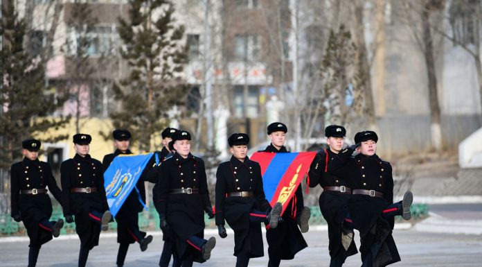 Төрийн далбааг мандуулах ёслолыг амжилттай зохион байгуулсан сургуулийн багш, нийгмийн ажилтнуудыг урамшууллаа